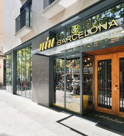 Fachada del restaurante Miii BarceIona con letras y grandes ventanales.
