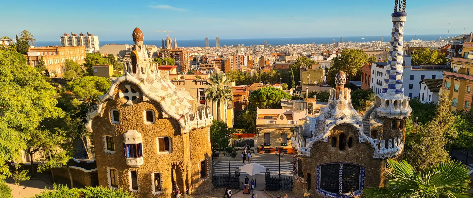 Parque G&uuml;ell: dos casas de Gaud&iacute; con vista al mar y la ciudad de Barcelona