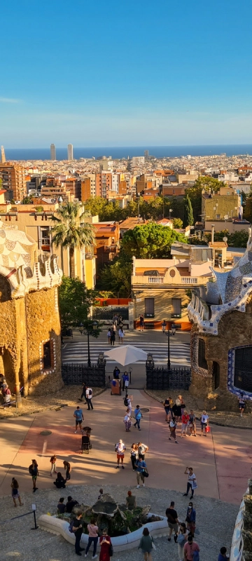 Panor&aacute;mica de ciudad con edificios y mar al fondo, vista desde mirador.
