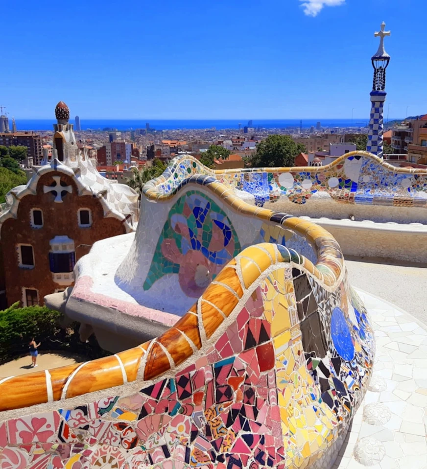 Parque G&uuml;ell: mosaicos coloridos y vista de Barcelona desde la terraza