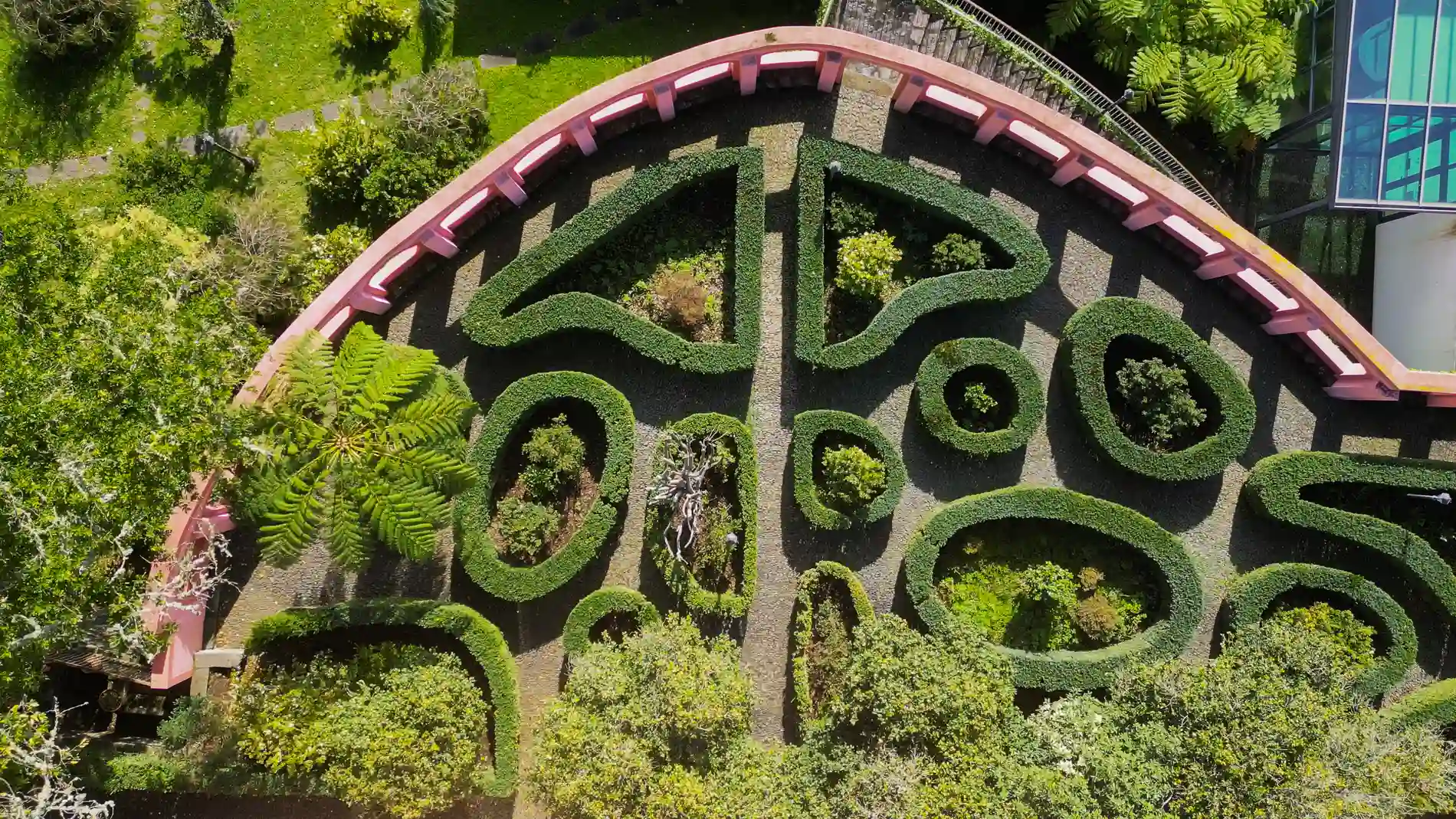 Labirinto de arbustos com formas geom&eacute;tricas visto de cima.