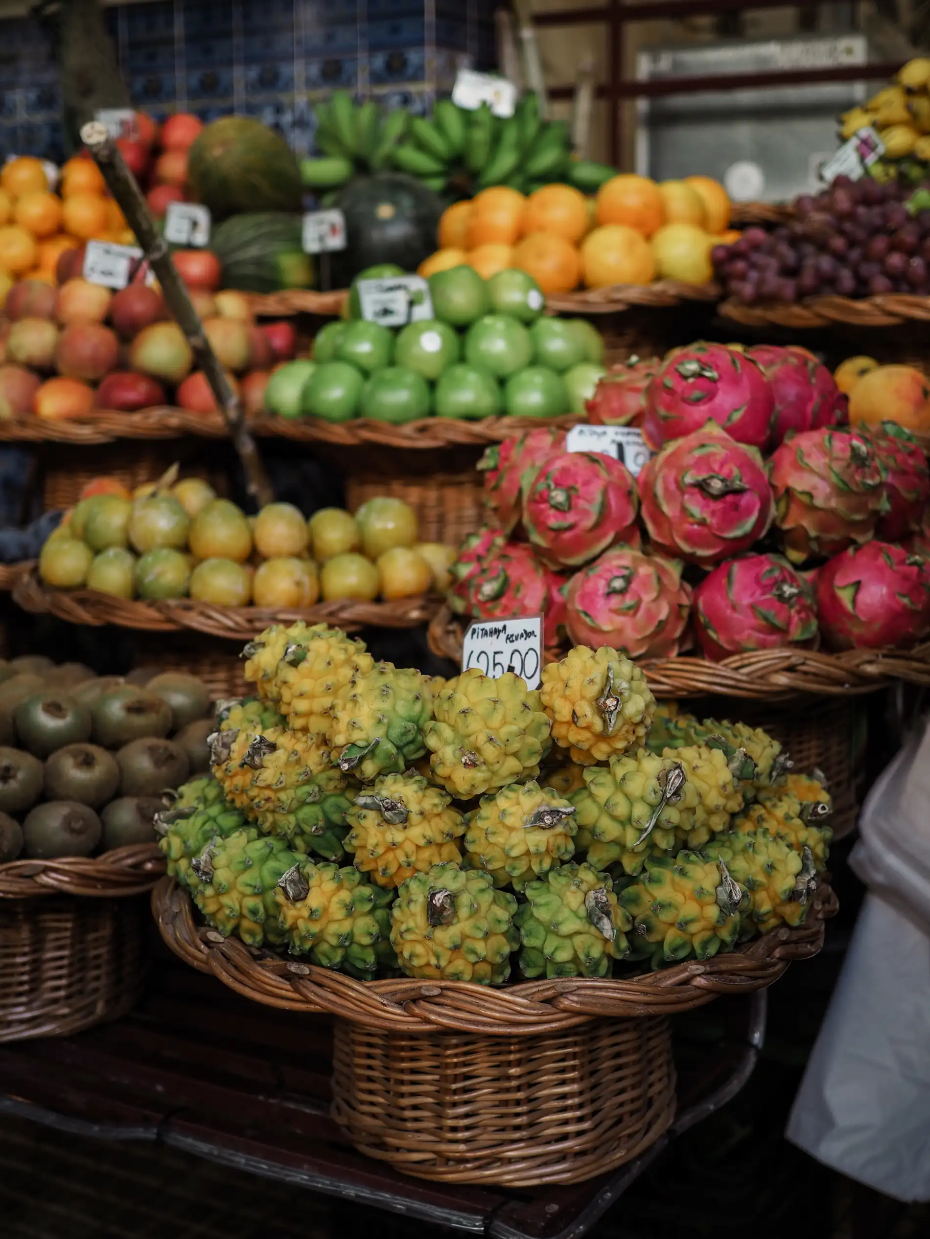 Cestos de frutas variadas em exibi&ccedil;&atilde;o em um mercado.