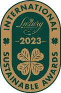Selo "International Sustainable Awards 2023" com trevo de quatro folhas.