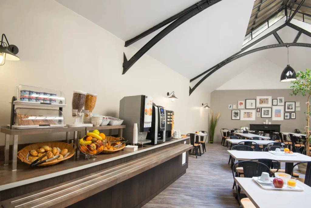 Comedor con m&aacute;quinas de caf&eacute;, cereal y opciones de desayuno en la barra.