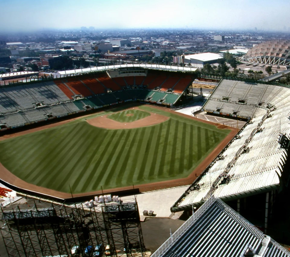 Estadio de b&eacute;isbol vac&iacute;o con gradas y c&eacute;sped bien cuidado.