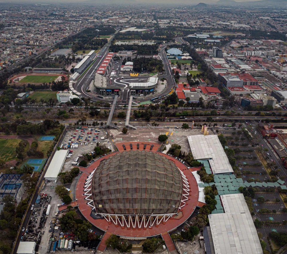 Vista a&eacute;rea de un estadio y un recinto circular en una ciudad extensa.