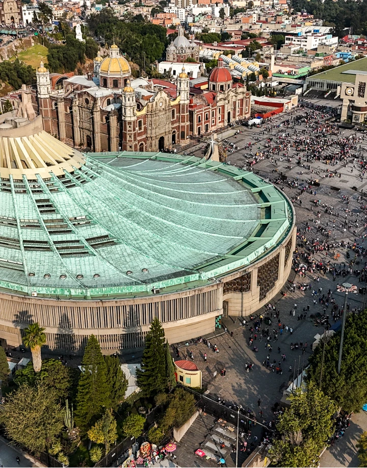 Vista a&eacute;rea de una gran bas&iacute;lica con una plaza llena de personas alrededor.