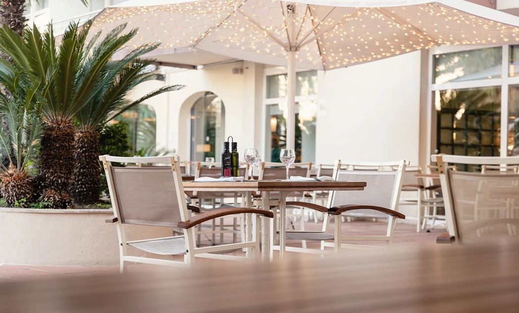 Servicio de restaurante, terraza y bar en el Monica Hotel de Cambrils