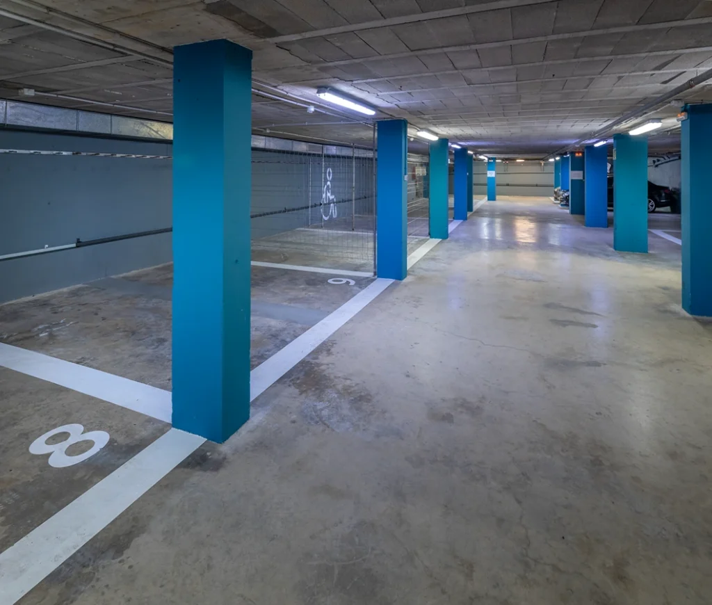 Parking ancho para aparcar coches en Cambrils
