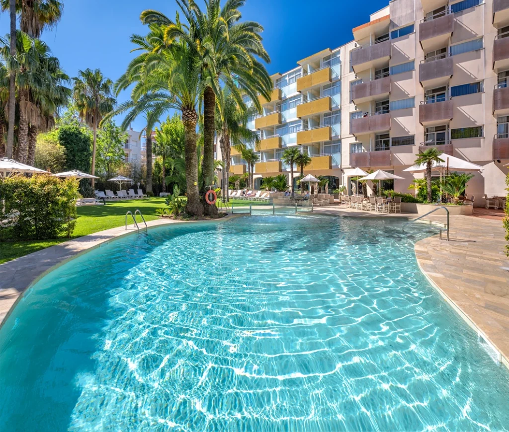 M&ograve;nica Hotel con piscina a pie de playa