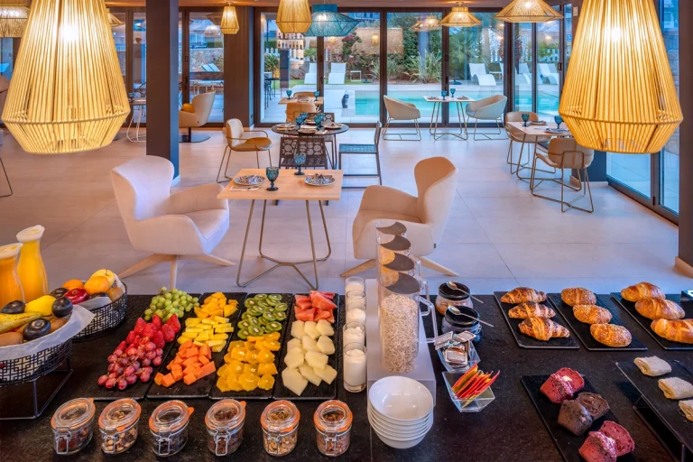 Desayuno variado y bueno en el hotel en el jardín junto a la piscina