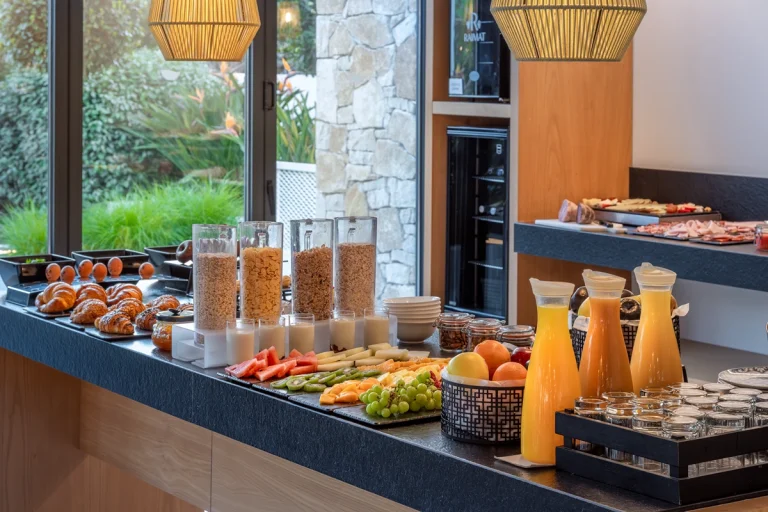 Desayuno variado y bueno en el hotel en el jardín junto a la piscina
