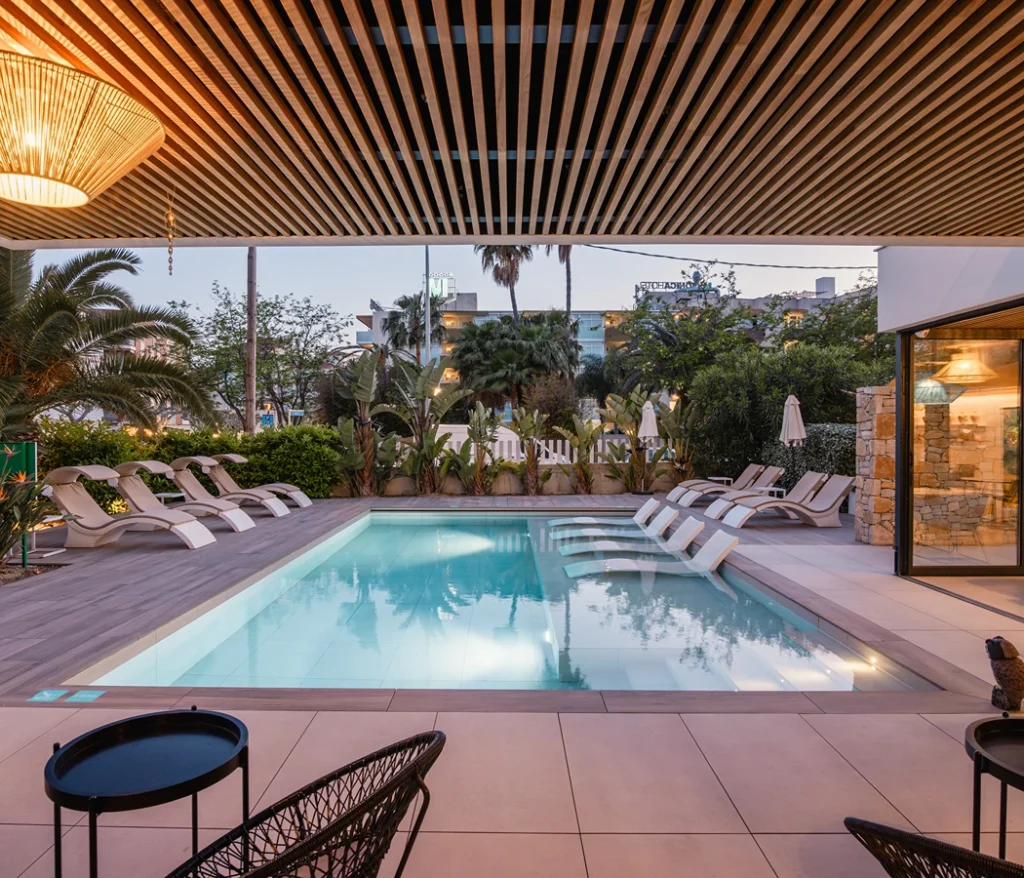 Honesty bar en el lounge del hotel boutique en Cambrils