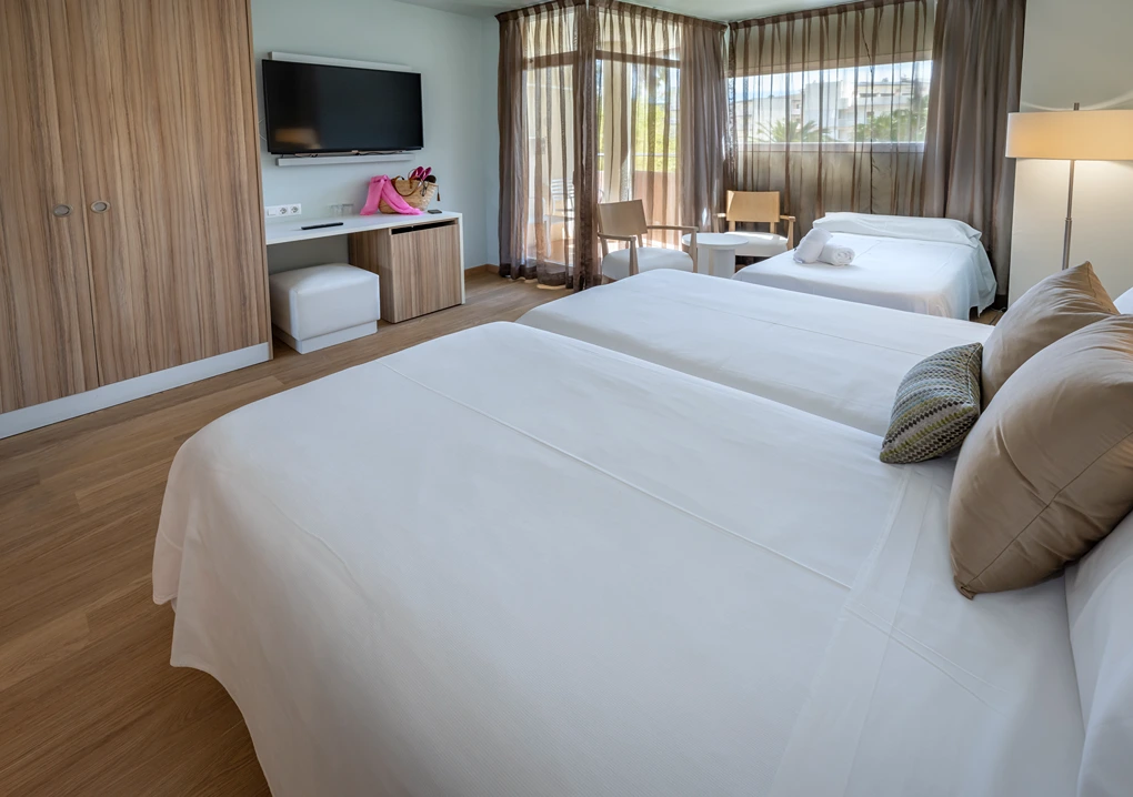 Habitaci&oacute;n triple con balc&oacute;n y vistas al jard&iacute;n