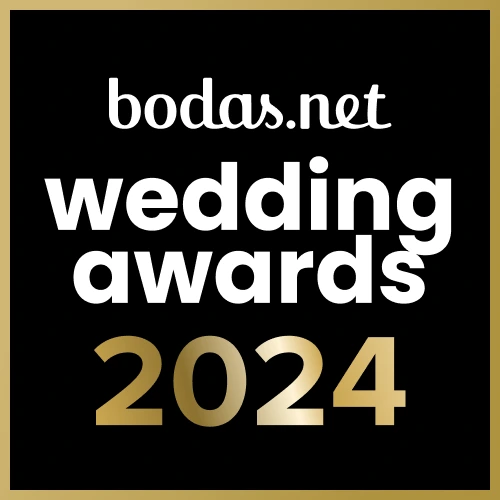 Cartel &ldquo;boddas.net wedding awards 2024&rdquo; en fondo negro.