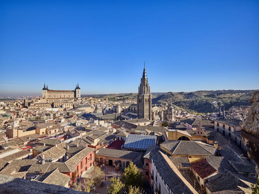 Panor&aacute;mica de una ciudad hist&oacute;rica con catedral y edificios antiguos.