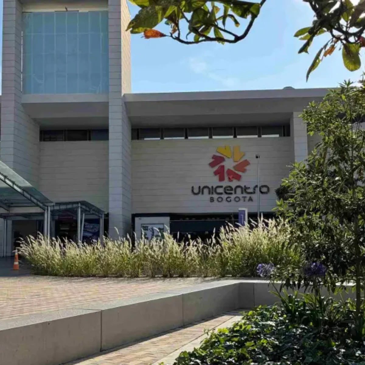 Entrada del hospital Unicentro Bogot&aacute; con letrero y jard&iacute;n exterior