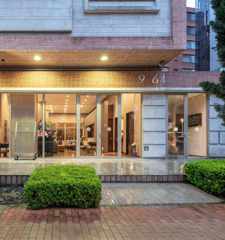 Fachada moderna con entrada, ventanales y n&uacute;mero 964.
