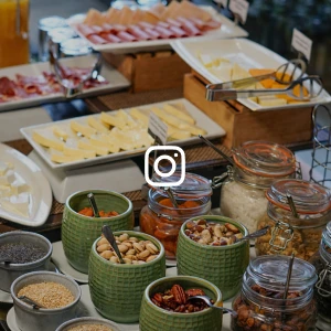 Botes con cereales y granos, quesos y buffet en restaurante.