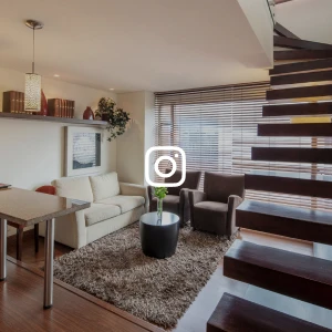 Sala de estar moderna con sill&oacute;n, alfombra y estanter&iacute;a de madera