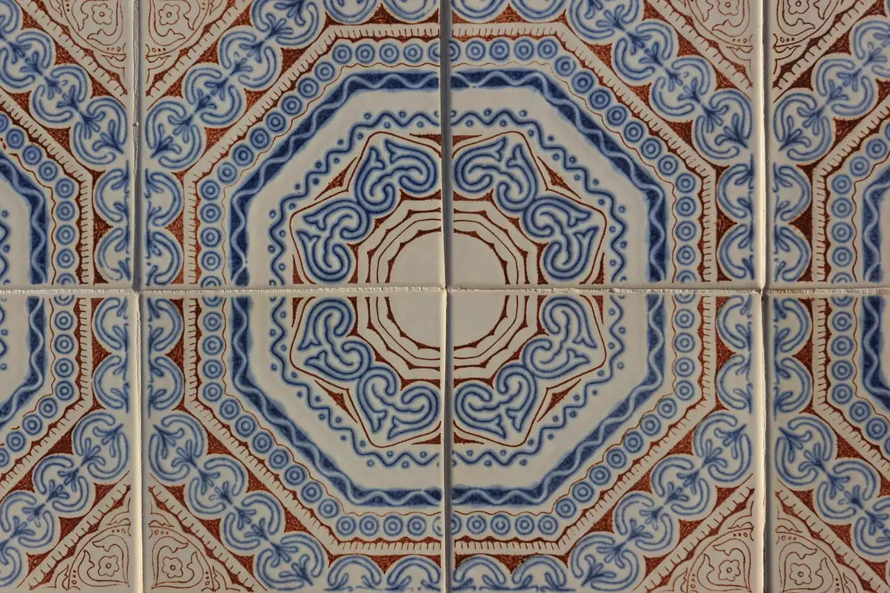Azulejos com padr&otilde;es geom&eacute;tricos em azul e marrom.