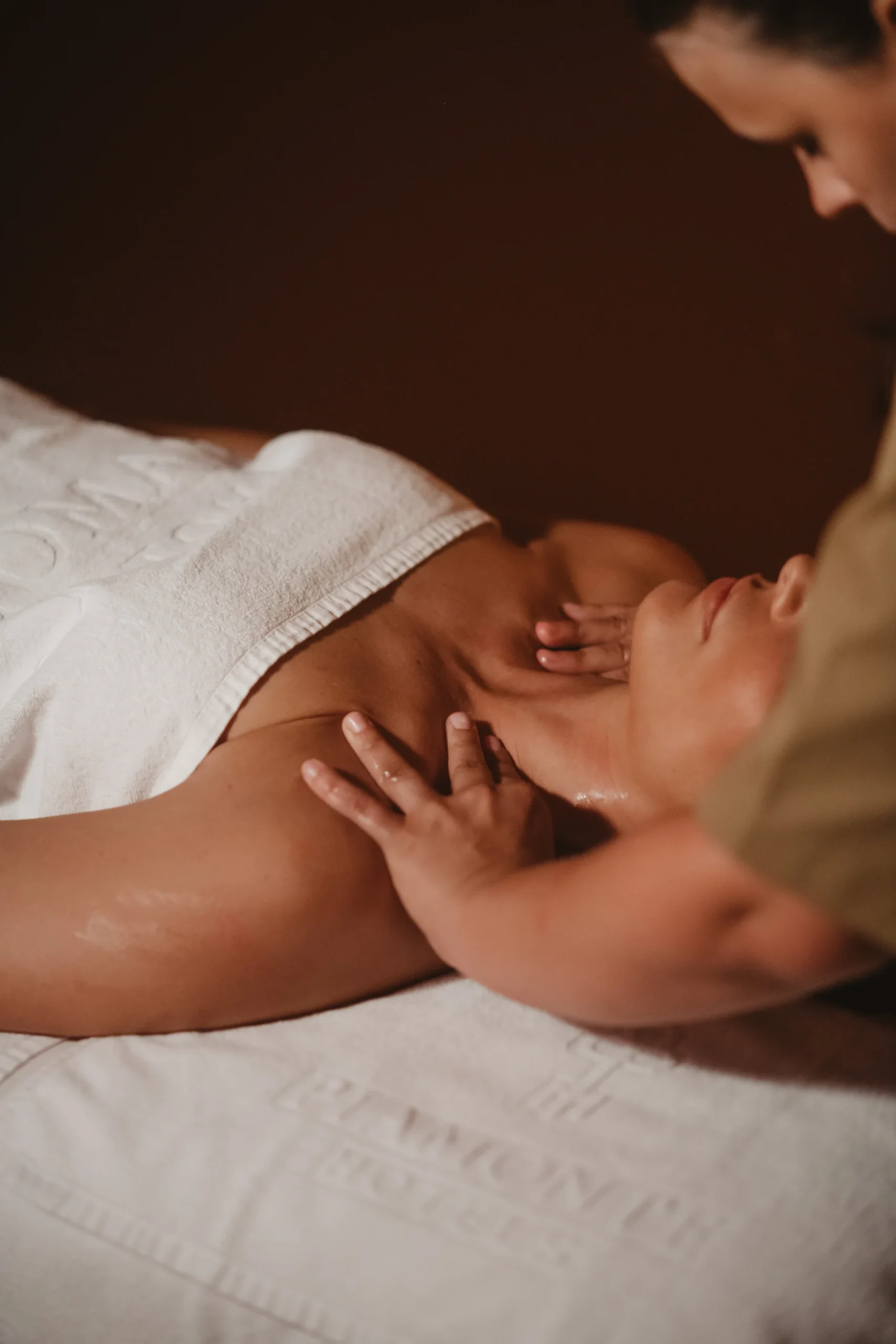 Pessoa recebendo massagem relaxante no pesco&ccedil;o e ombros.