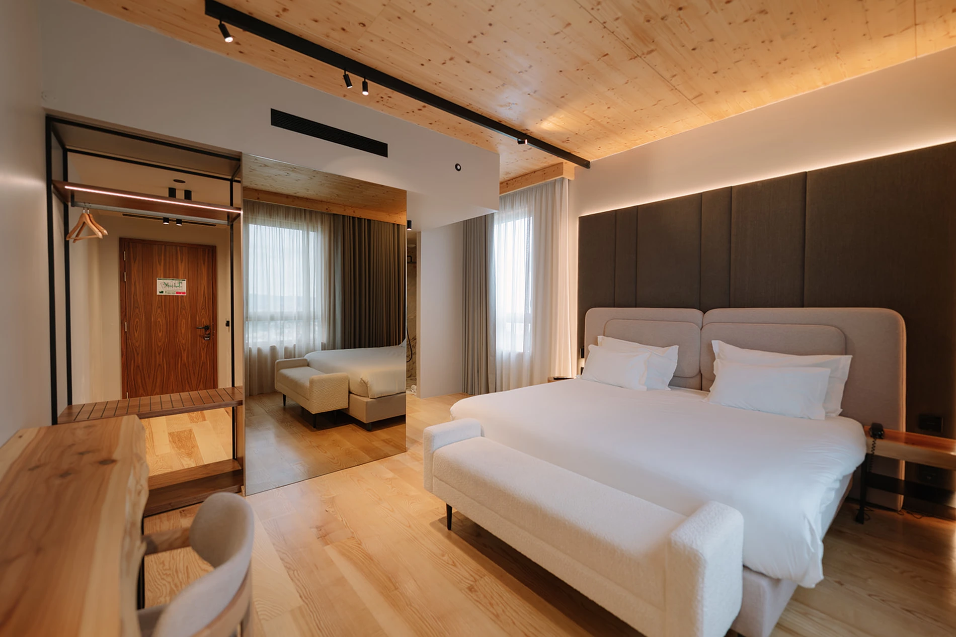 Quarto de hotel moderno com cama de casal e ilumina&ccedil;&atilde;o suave.