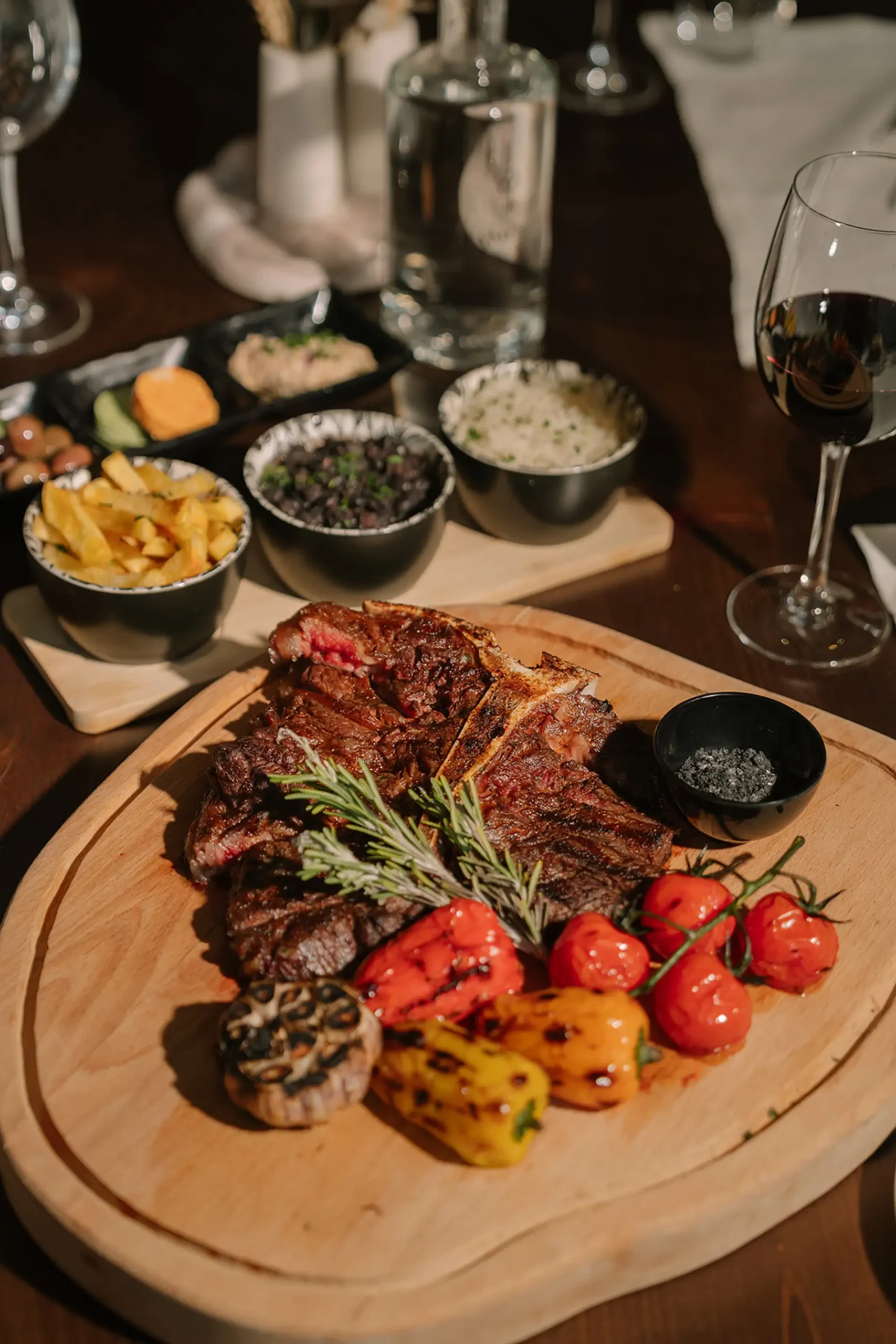 Churrasco com legumes grelhados, batatas fritas e tacinhas de arroz e feij&atilde;o.