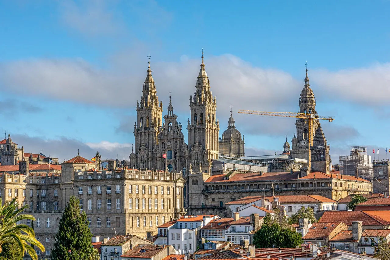 Catedral imponente com torres g&oacute;ticas sob c&eacute;u azul.
