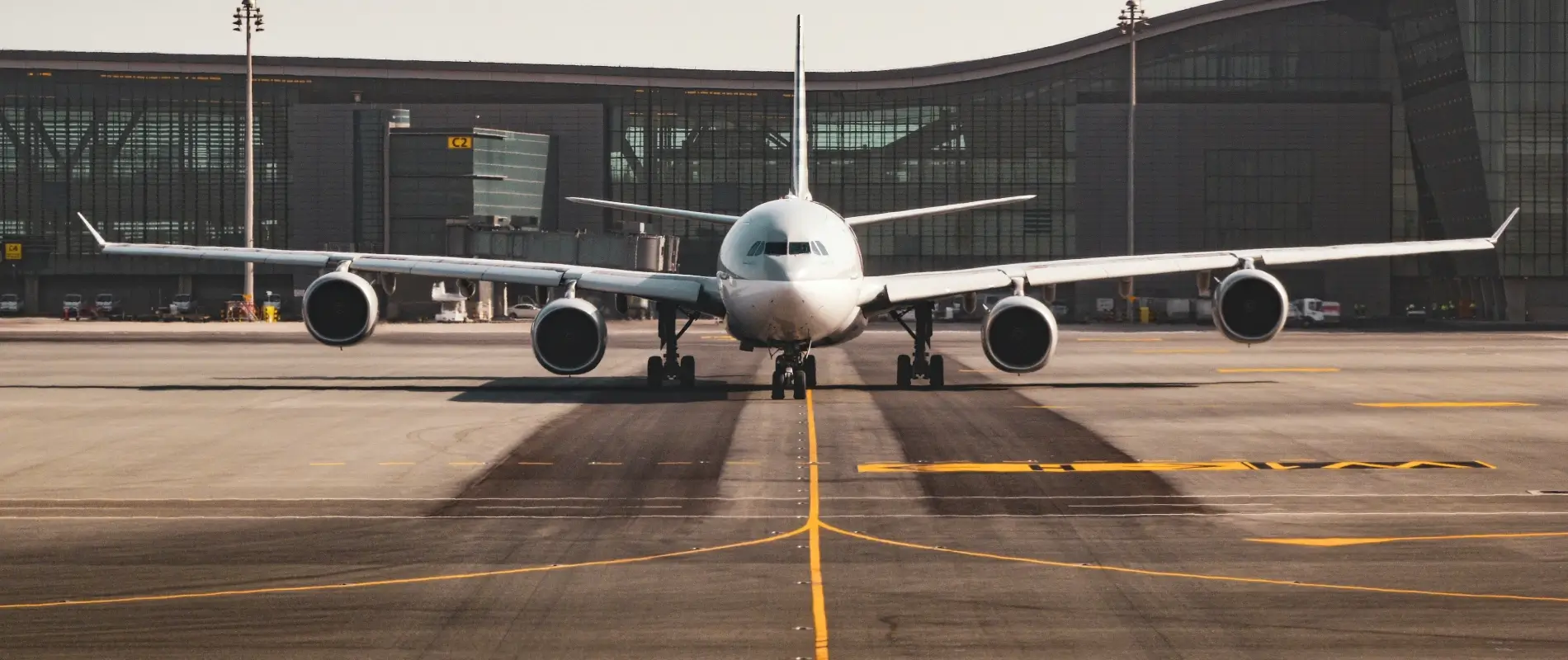 Avion &agrave; r&eacute;action pr&ecirc;t &agrave; d&eacute;coller sur une piste d'a&eacute;roport moderne.