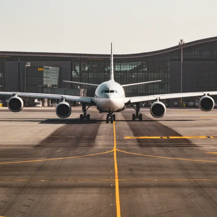 Avion sur le tarmac, devant un terminal d'a&eacute;roport.