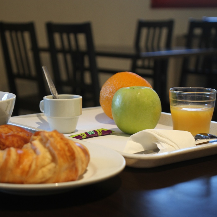Petit-d&eacute;jeuner avec croissants, jus d'orange, pommes.