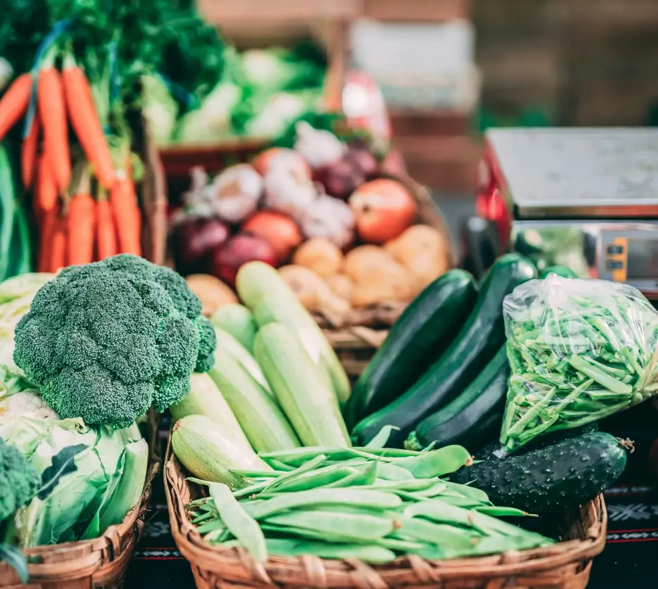 L&eacute;gumes vari&eacute;s dispos&eacute;s sur un march&eacute;: brocolis, carottes, courgettes, haricots.