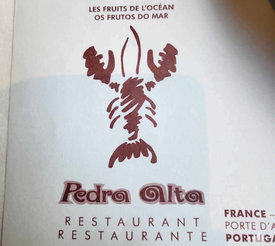 Dessin de homard avec texte "Pedra Alta Restaurant" en fond beige.