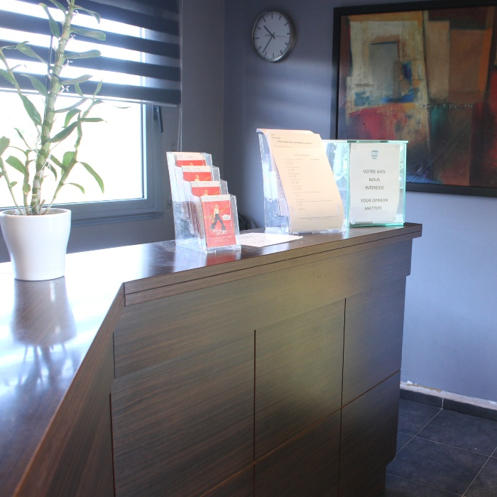 Bureau d'accueil moderne avec plante