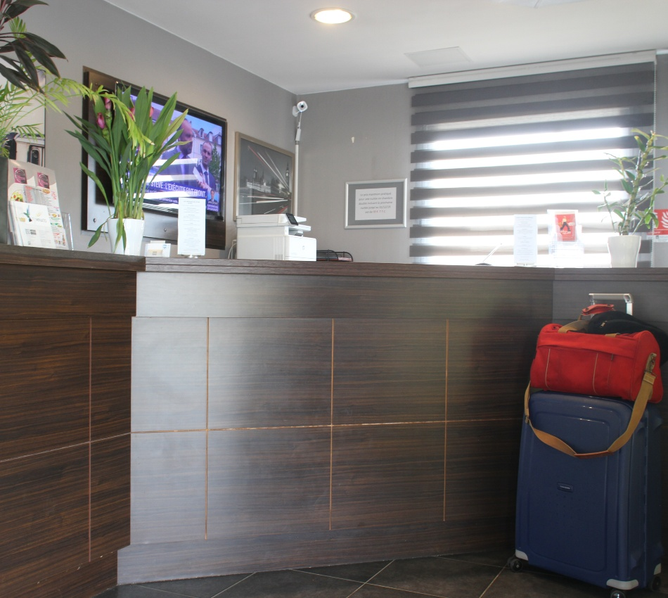 Bureau d'accueil moderne avec plante