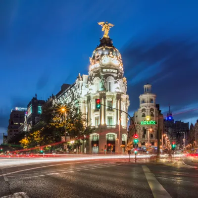 Edificio iluminado en la Gran V&iacute;a con cielo azul al anochecer