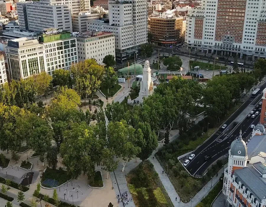Vista a&eacute;rea de un parque urbano con fuentes y estatuas entre edificios