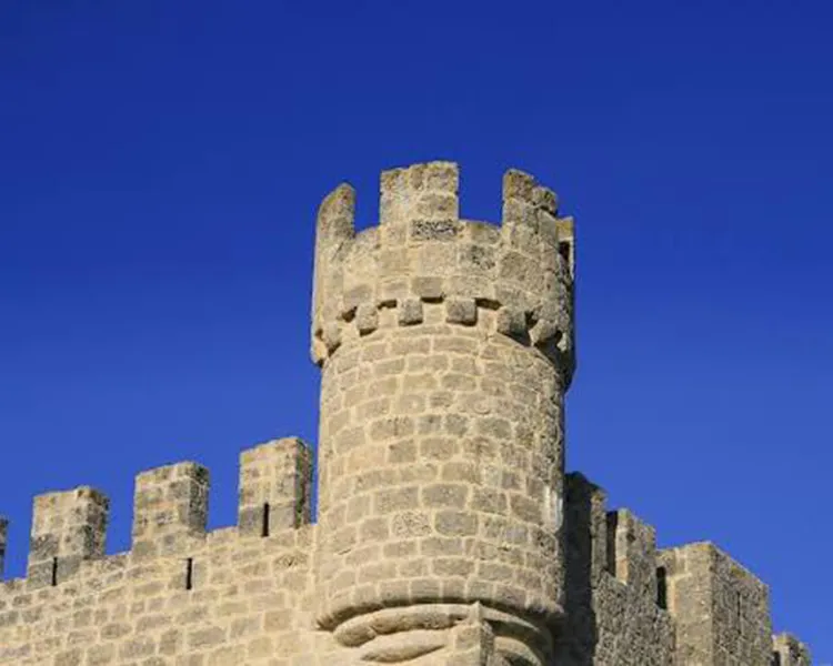 Torre de piedra antigua con cielo azul de fondo
