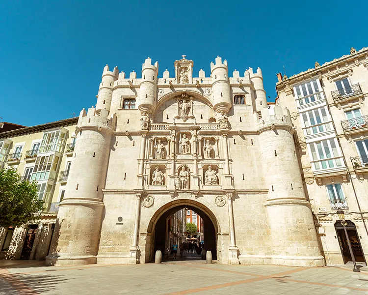 Fachada monumental de un edificio hist&oacute;rico con arco central y columnas.