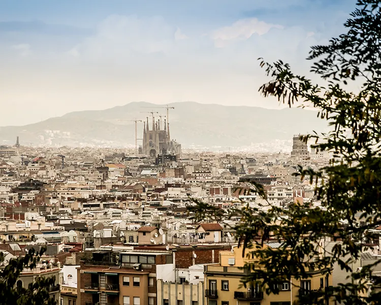 Vista panor&aacute;mica de una ciudad con la Sagrada Fam&iacute;lia al fondo.