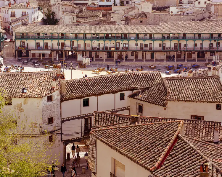 Plaza y tejados de tejas rojas en un casco antiguo espa&ntilde;ol, vista a&eacute;rea.