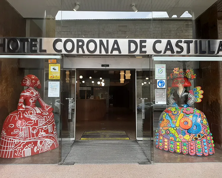Entrada del Hotel Corona de Castilla, con figuras decorativas de mu&ntilde;eca.