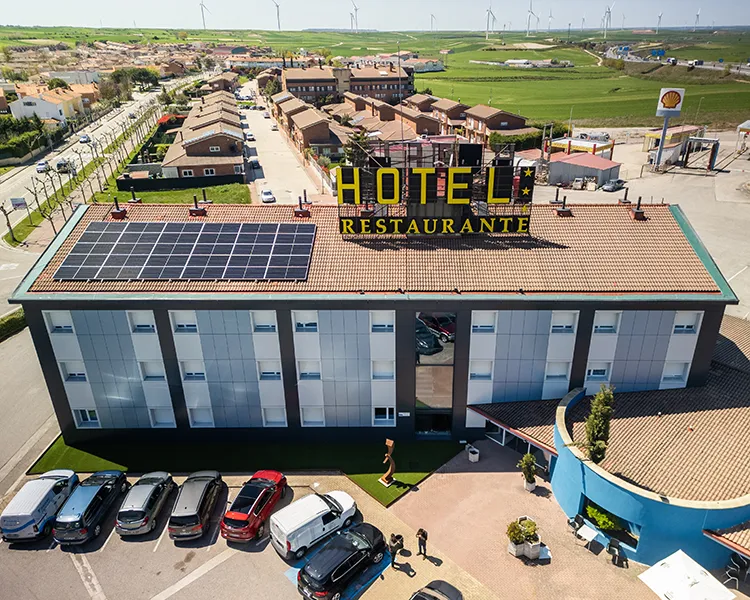 Hotel Restaurante con paneles solares y piscina, vista a&eacute;rea del edificio.