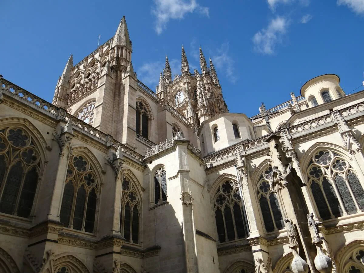 Catedral g&oacute;tica con torres y fachada detallada contra el cielo azul
