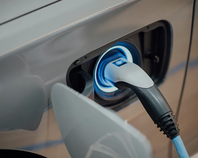 Carga de un coche el&eacute;ctrico con enchufe conectado al puerto de carga