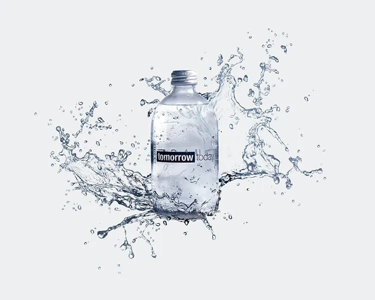 Botella de agua con salpicaduras y el texto &ldquo;tomorrow today&rdquo;.