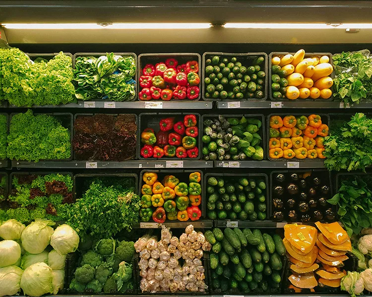 Vitrina de supermercado con verduras y frutas frescas: lechugas, pimientos y m&aacute;s