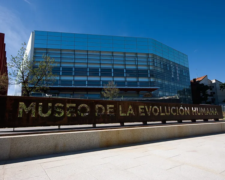 Fachada de edificio moderno con el letrero &ldquo;MUSEO DE LA EVOLUCI&Oacute;N HUMANA&rdquo;.