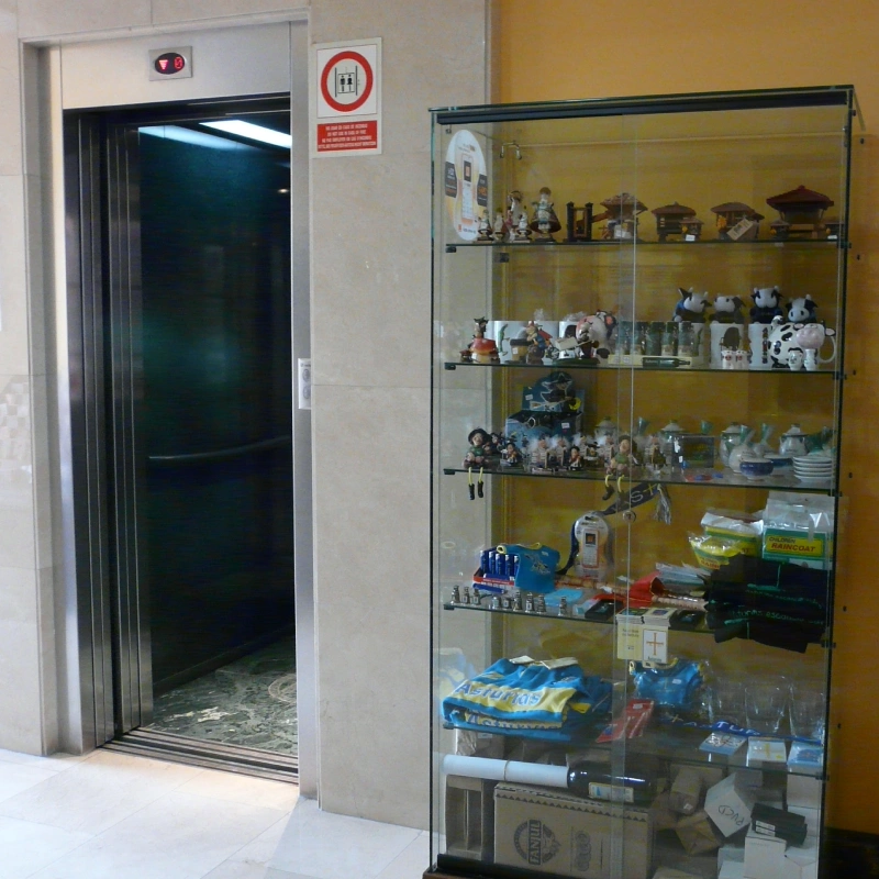 Vitrina de exhibici&oacute;n con figuras, vajilla y productos en una tienda.